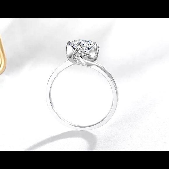 Blooming rose solitaire engagement ring - Picture 5 of 9